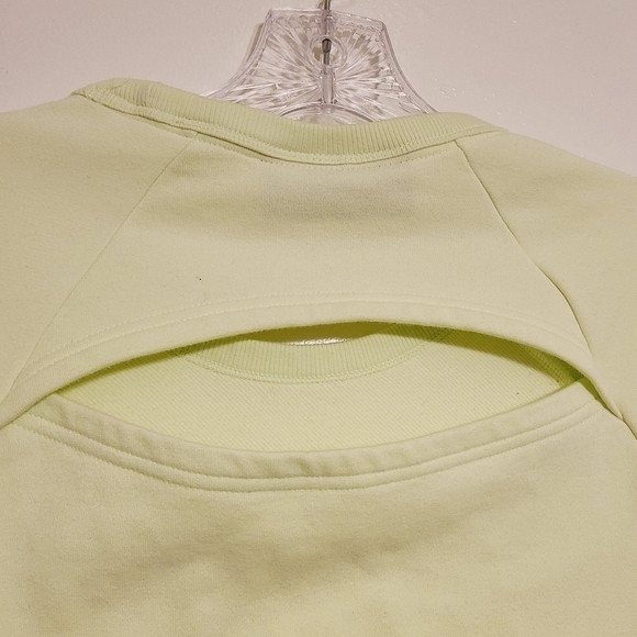 Under Armour | Women's Neon Yellow Short Sleeve Sweatershirt (Size Medium) - Picture 10 of 11